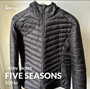 FIVE SEASONS ABBY JACKET - FIVE SEASONS - ABBY JACKET (STRL 44) •Knappt använd •Inköpt 2023 på XXL för 599kr •Inga skador/fel på jackan  •Frakt tillkommer