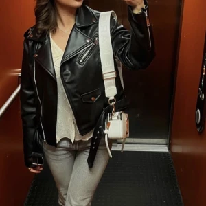 Svart skinnjacka - Säljer min svarta skinnjacka då den inte kommer till användning! Sitter som S! 💞