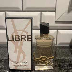 Säljer ysl libre eau de toilette, 50 ml.Råkade köpa fel variant och den går inte att byta, endast använt två sprut. Ordinarie pris 1450