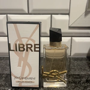 Ysl Libre - Säljer ysl libre eau de toilette, 50 ml.Råkade köpa fel variant och den går inte att byta, endast använt två sprut. Ordinarie pris 1450