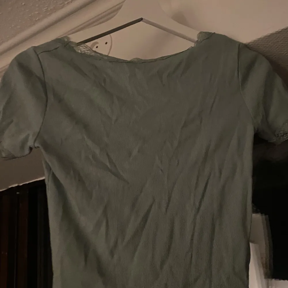 Säljer denna gulliga turkosa topp med lite spets detalj på sidan av armarna + rosett där fram pga den inte kommer till användning! Liten defekt på ena armen med spets (litet hål, men man tänker en påt). Yläosat.