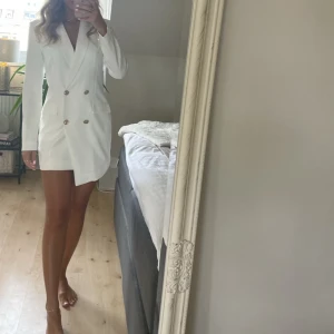 Klänning  - Elegant kavajklänning / blazer klänning från prettylittlethings Aldrig använd med prislapp