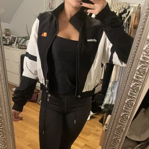 Ellesse jacka - Ellesse kroppad sportjacka i storlek 38 