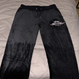 Byxor - Säljer ett par juicybyxor i gamla modellen som inte är till användning pågrund av att dom är för stora. Använda ett fåtal gånger men är i väldigt bra skick. Pris kan diskuteras vid snabb affär! 