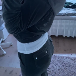 Juicy couture  - Äkta Juicy set. Byxor i S, tröja i M (skulle säga att de inte är så stor skillnad på S & M. Är själv en XS/S & de passar ändå. Tröjan i super bra skick, byxorna i relativt bra skick. (Möjligt att sälja plaggen separat). Säljer pga ingen användning. 