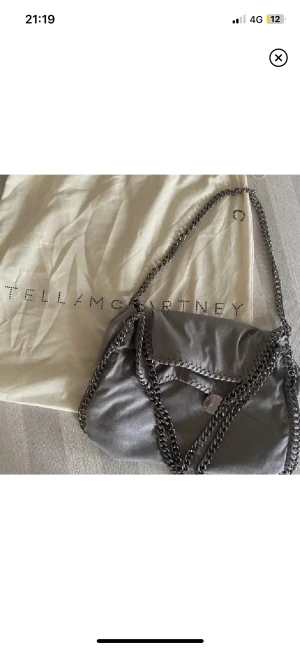 Stella McCartney väska - Stella McCartney väska falabella grå. Kan gå ner i pris vid snabb affär