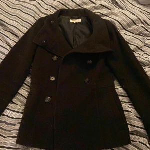 Hm kappa  - Bra skick däremot saknas det en knapp på framsidan men går att sy dit en 🩷