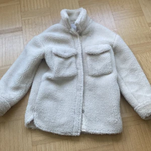 Säljer en jätte fin fluffig jacka - En jätte fin jacka använd fåtal gånger 