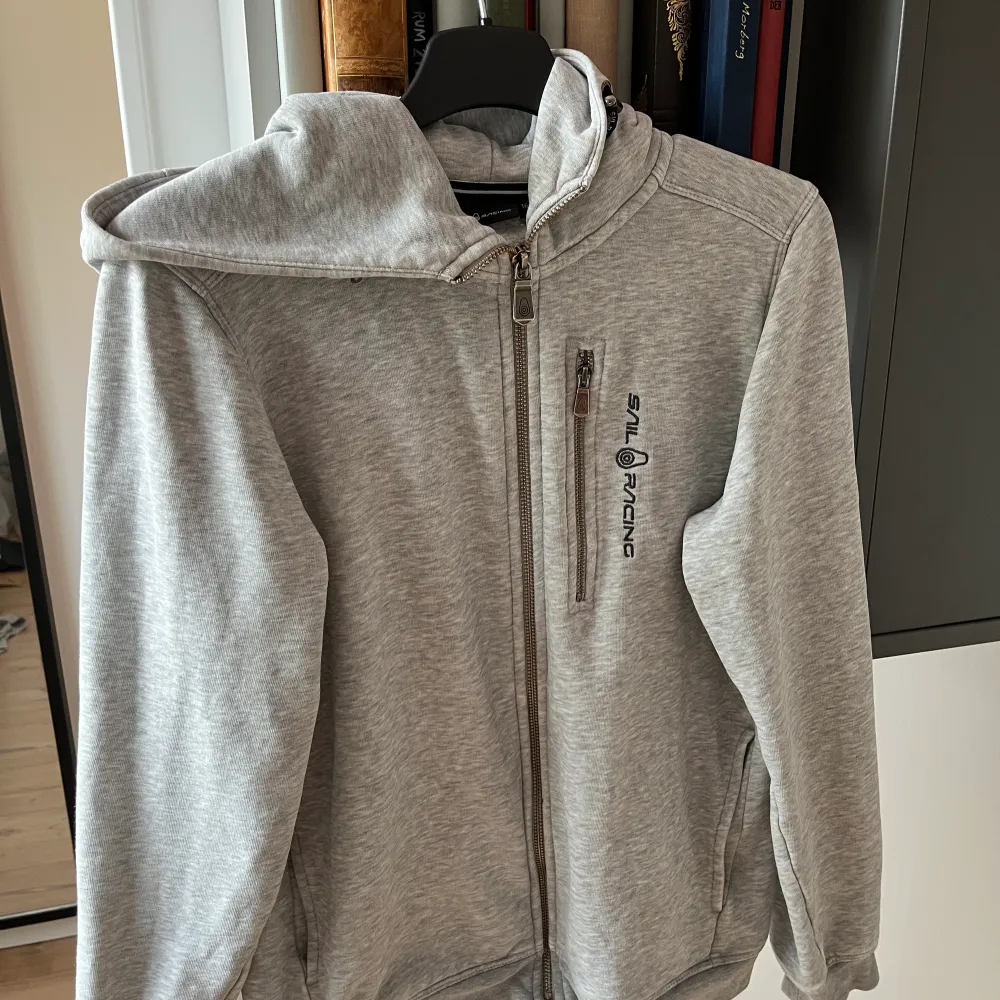 En grå skön sail racing zip hoodie passar till alla färgkombinationer och ser bra ut på alla. Ny pris ca 1000 mitt prisa 350. Hoodies.