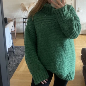 Stickad tröja - Lång grön stickad tröja, använd fåtal gånger. Stor i storlek