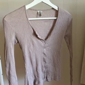 Topp - Jätte fin tröja ifrån Nelly som är använd endast någon gång💗Säljer pågrund av att den inte riktigt är min stil längre.