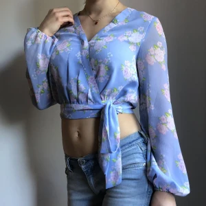 Blus i blomigt tryck  - En fin blus med blomtryck. Tunt material.