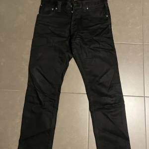 Nudie Jeans - Hej! Säljer nu ett par feta Nudie jeans. Modellen heter Steady Eddie och storleken W32 L32. Nypris: 1300kr Mitt pris: 500kr Fraktar via plick eller möts upp i Gävle. Tveka inte att höra av dig vid funderingar! MVH LuxWardrobe