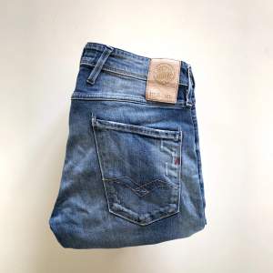 Jeans från Replay| Storlek: 32W - 32L - Skicket på jeansen är väldigt bra - Pris: 649kr - Nypris: 1700kr. Hör av er vid frågor!