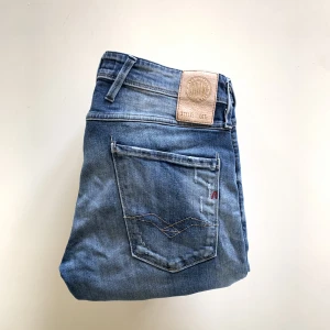 Replay Anbass - Jeans från Replay| Storlek: 32W - 32L - Skicket på jeansen är väldigt bra - Pris: 649kr - Nypris: 1700kr. Hör av er vid frågor!