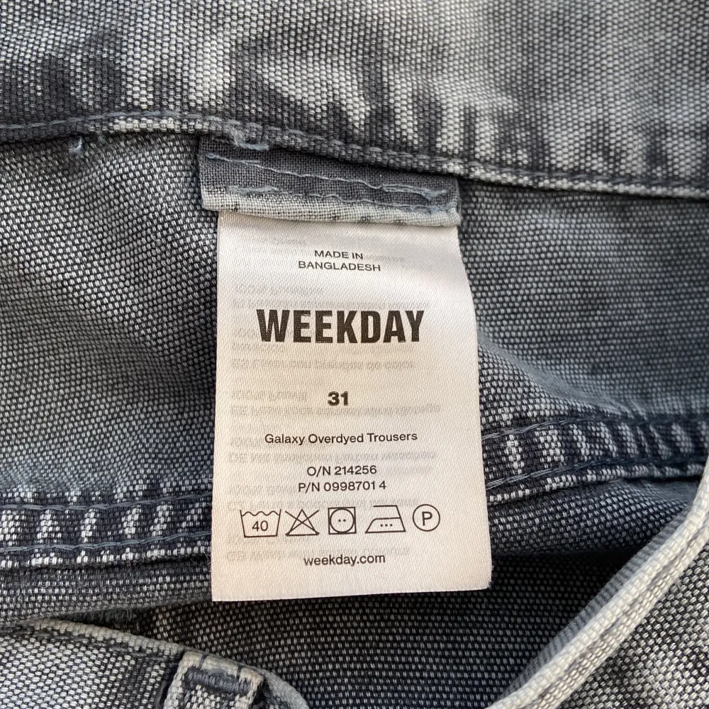 Säljer dessa gråa herr jeans som matchar med den gråa jeansskjortan som finns i ett annat inlägg❗️. Använda nån gång annars som nya!🩶⚡️. Jeans & Byxor.