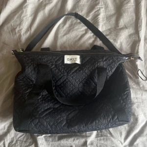 Day väska  - (Reupload) Köpt för 900 på åhlens. Superfint skick. Rymmer dator, böcker, smink m.m. Enda defekten är att den är lite smutsig på lappen (se bild 3) men de går förstås att tvätta bort🫶💕