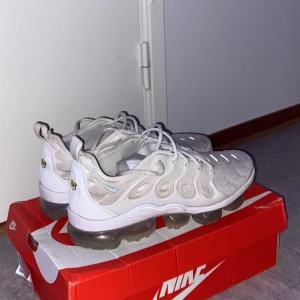 Vapermax plus  - Vita Vapormax plus i storlek 45  Skorna kan ha små skavanker lite här o var men inget som syns från långt håll, skors är oskadda annars. 