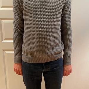 En snygg tröja från esprit. Använd få gånger och väldigt bra skick. Modellen är 186 lång och har storlek L. 