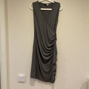 Klänning  - Säljer min klänning då den inte passar. Helt som ny och är skit snygg perfekt inför fester och nyår osv. Nypris 800kr säljer för 200kr pris kan diskuteras 