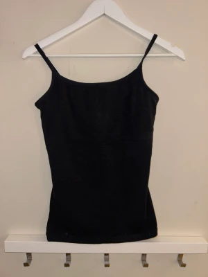 Svart Linne - Svart linne med dubbel lager  vid brösten. Från Race Marine. Bra skick