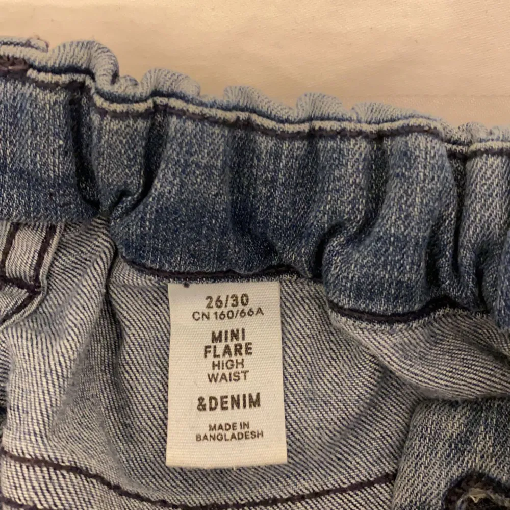 Säljer dessa skitsnygga blåa jeans då jag inte tycker de passar på mig. Osäker på vart de är ifrån. Insydda i midjan men det går att töja ut enkelt. Använda kanske 2-3 ggr, nypris är nog runt 200-250 kr💗💗. Jeans & Byxor.