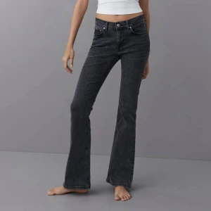 Low Waist bootcut  - Säljer mina gråa low waist jeans med bootcut från Gina. De är i petite modell och passar om man är under 160 cm 💕 de är använda men fortfarande i bra skick! Skriv privat för egna bilder mm ☺️