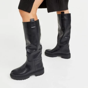 Boots - Säljer mina tuffa boots från H&M som endast är använda fåtal gånger. Helt i nyskick 😍