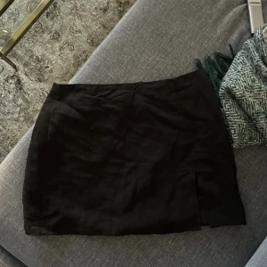Minikjol - Miniskirt med slits i liknande linnematerial