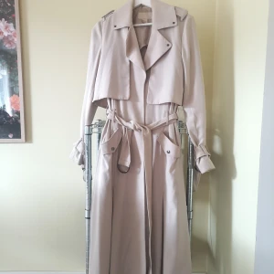 Trenchcoat från H&M  - Sååå fin trenchcoat från H&M, men som tyvärr inte blir använd 😟  Storlek 36