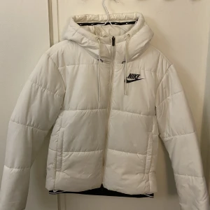 Jacka - En vit Nike jacka som knappt har använts. Köpt förra året och användes 1-2 gånger. Varm och skön, mycket bra skick💕 köpet sker via Swish 