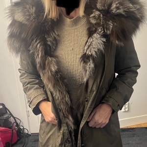 Exklusive jacka från woolrich med avtagbar päls, otroligt varm. .  Nypris 13900kr