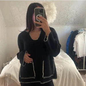 Zara tröja - Säljer min helt nya tröja från Zara då de inte riktigt va min stil, prislapp finns kvar! Kloren står för frakten🌟