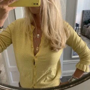 Gul kofta - Gulglittrig kofta💛