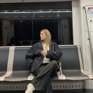 Vindjacka  - Säljer denna vindjacka som är mörk marinblå. Köpt secondhand. Passar S-L bäst. Köparen står för frakten. 