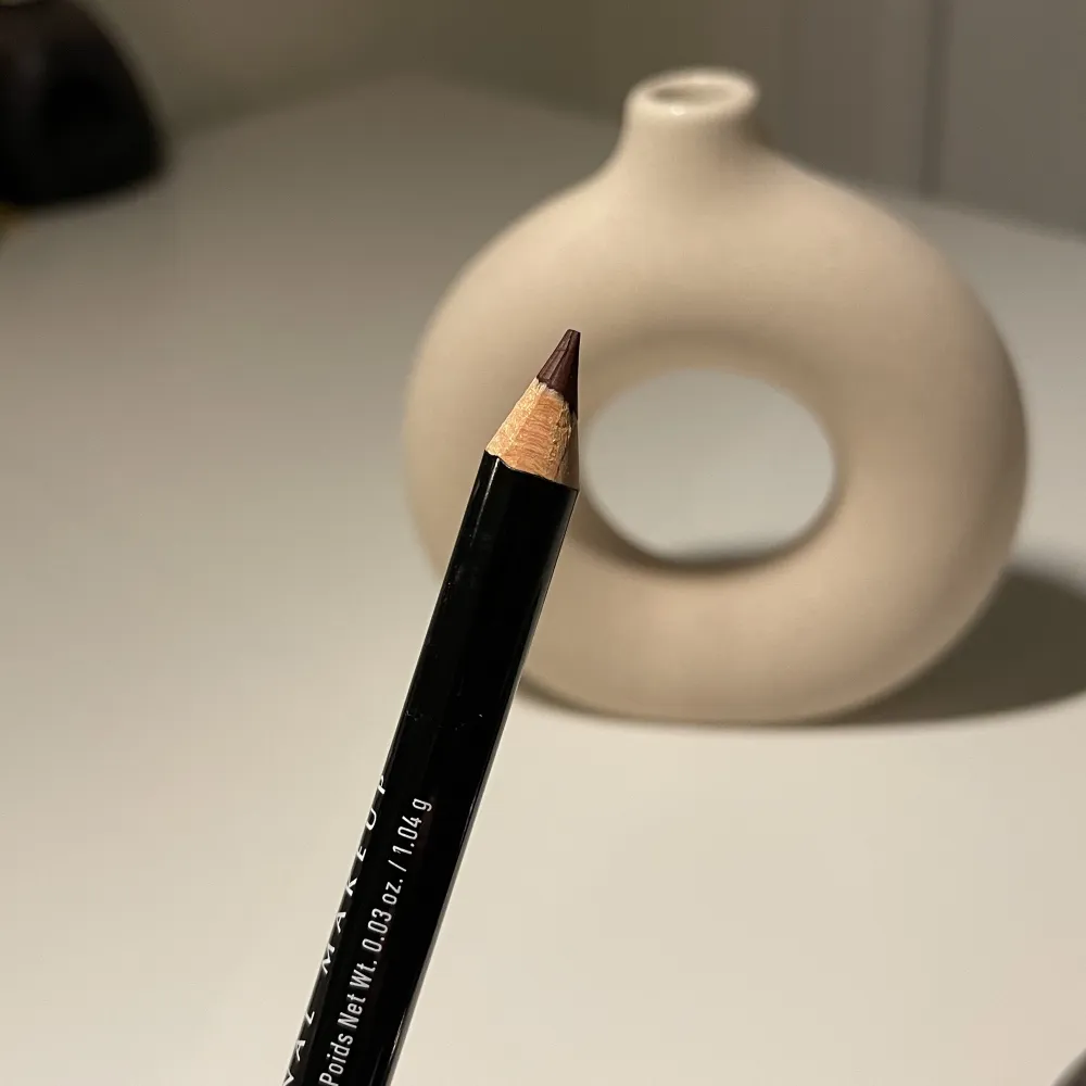 Anastasia lipliner i färgen Caramel som jag har använt en gång, ord pris: 225. Skickar även med en lipliner från nyx i färgen hot cocoa. Den har jag använt ca 3-4 gånger. . Skönhet.