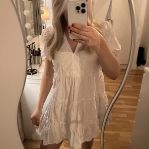Zara klänning - Säljer nu min riktigt fina zara klänning som var väldigt efterfrågad. Den kommer tyvärr aldrig till användning och är därav i bra skick❣️Nypris 500kr. (ej strykt på bilden).