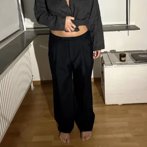 Kostymbyxor - Jättefina kostymbyxor, saknar lapp så vet ej vilket märke. Köpta här på plick men passa inte mig. Bilder lånade från säljaren🖤