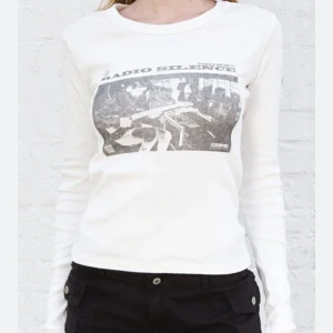 Brandy melville tröja - Radio silence longsleeve från brandy, bra skick! Lägger upp igen så det blir gratis frakt❤️