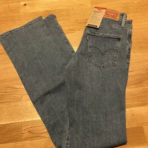 Blå Levis bootcut jeans. Storlek 23x32. Lapp kvar! 