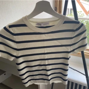 T-shirt  - Säljer detta snygga basplagg från zara. Köpte från plick. Inga skador osv, sparsamt använd. Skriv gärna vid frågor elr fler bilder. Pruta gärna för vill få sålt. (Lånad bild)💘