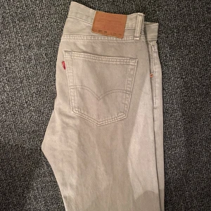 Levis 501 - Bra skick Grå ish i färgen  
