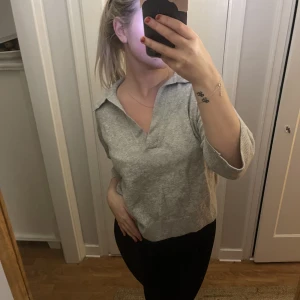 Gå stickad tröja - Super fin grå stickad tröja som slutar vid armbågarna, säljs då den aldorg kommit till användning 