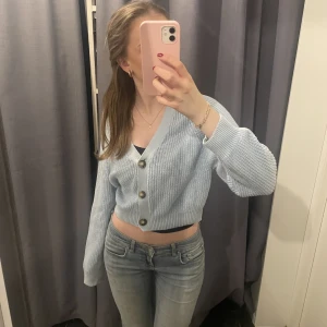 Stickad kofta - Stickad kofta från monki! Inga defekter, sparsamt använd☺️