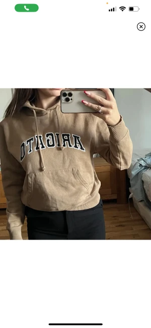 Hoodie  - Axel arigato hoodie, gott skick. Strlk s, är 170 cm lång.