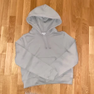 Hoodie - Jätte fin lite kortare hoodie i en ljus ljus grön färg jätte fin och skön nu till vintern💕