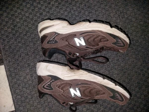 new balance  - använder inte längre men dom är väldigt stiliga och sköna. passar 41- 42