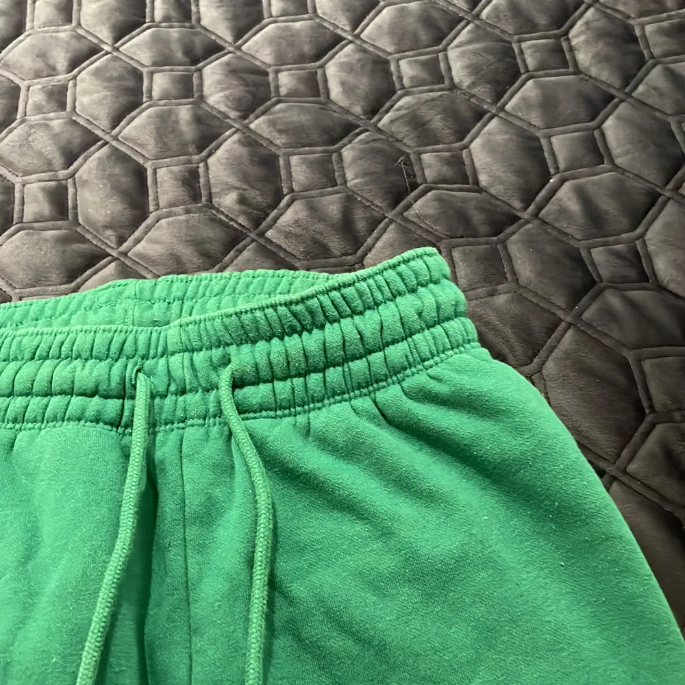 Gröna mjukisbyxor från H&M i storlek XS. Är väldigt sköna och i väldigt bra skick. Jeans & Byxor.
