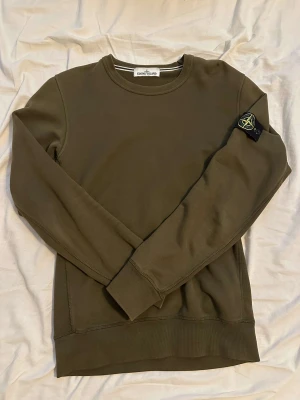 Stone island  - Sömmen har gått upp lite där bak som man kan se i bild två men går att fixa lätt hos skräddare  