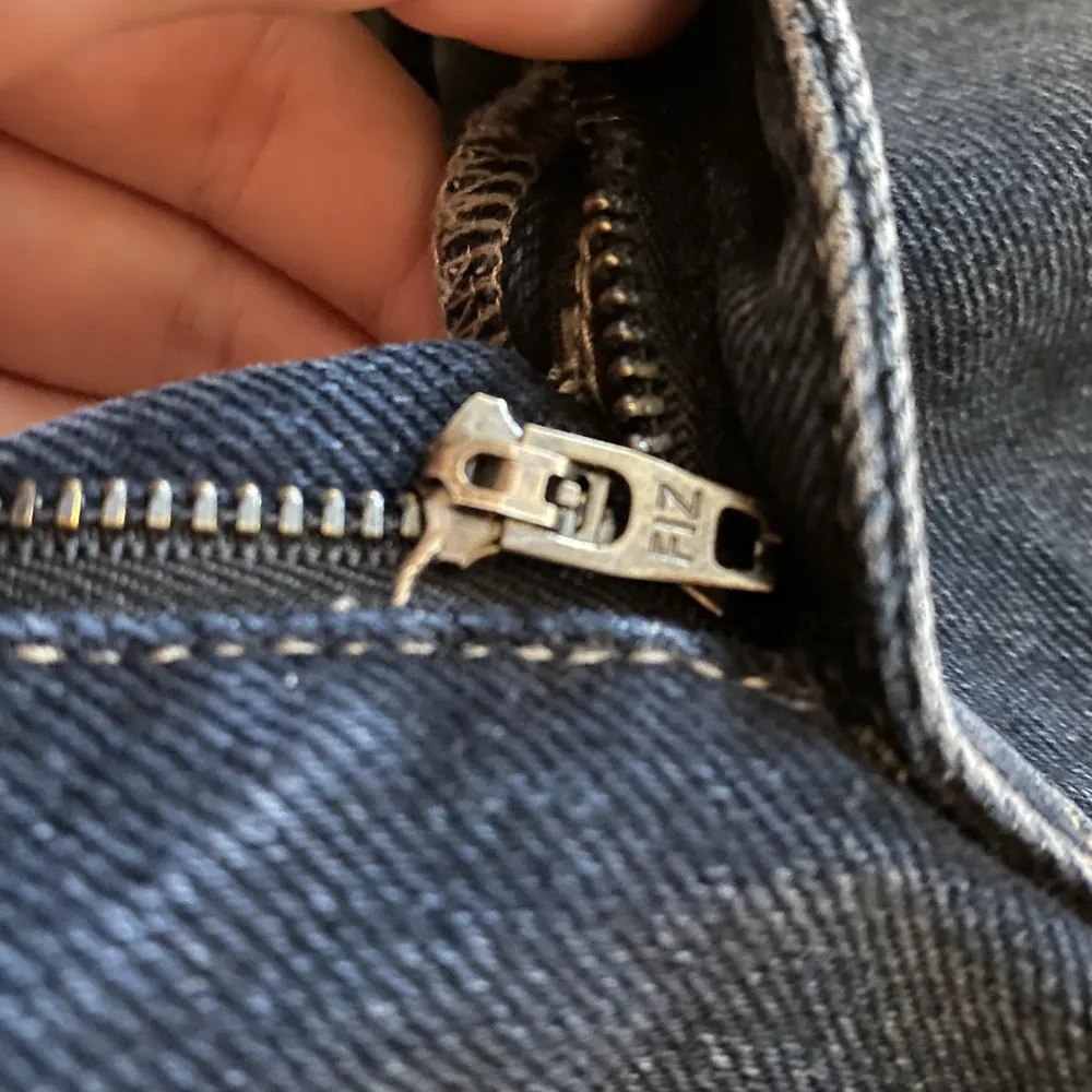 Baggy jeans från pull&bear! Så snygga men tyvärr har dragkjedjan gått sönder så det går enbart att stänga med knappen, därav det låga priset! Man kan självklart fixa dragkedjan själv! Jag kan möjligtvis försöka fixa det men då kommer priset att gå upp🩷. Jeans & Byxor.
